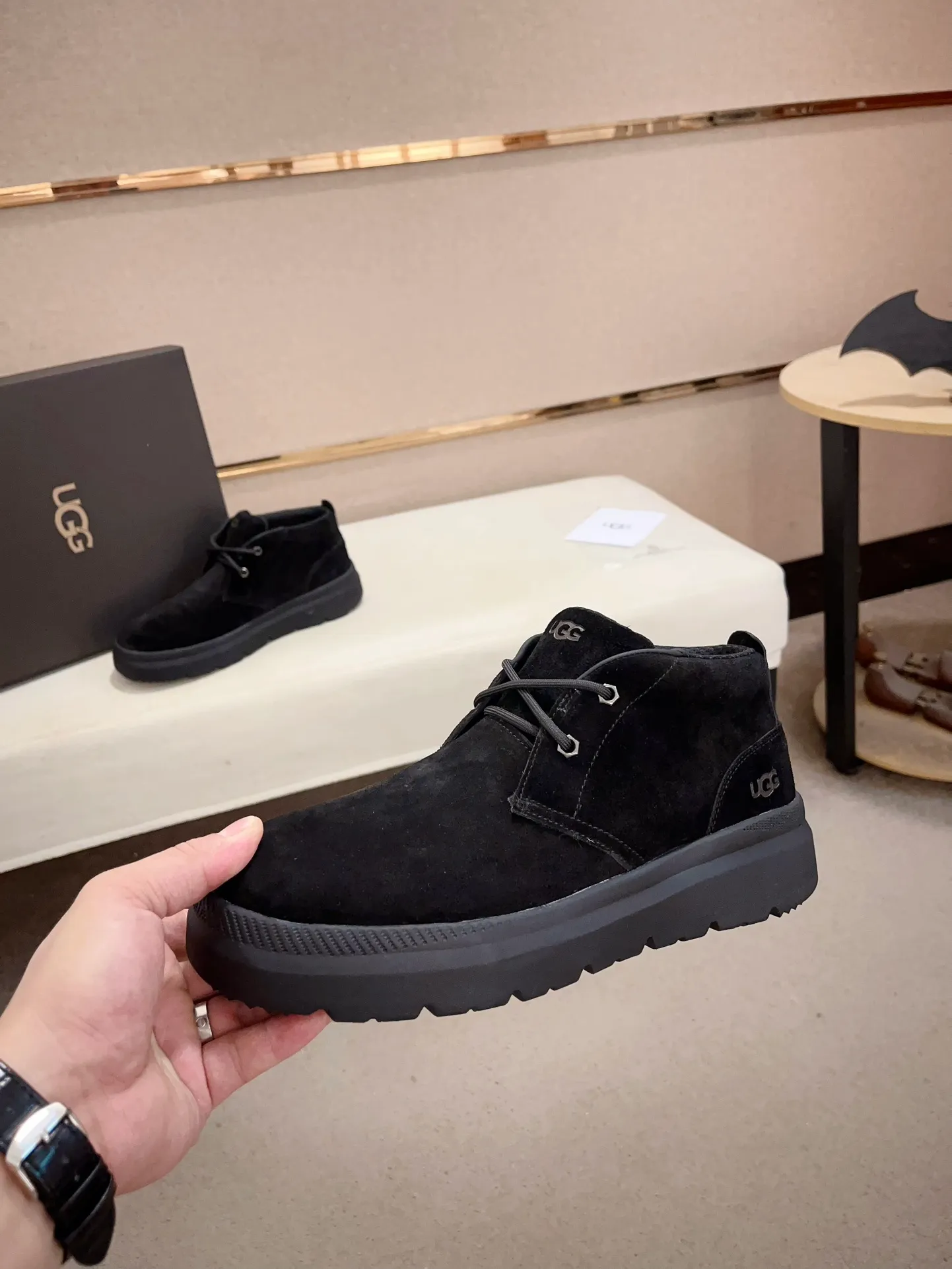 Men's shoes💰: 600💰(high-end goods) UGG❄️❄️Latest model 1:1⃣️quality, fabric: high-end quality first-layer cowhide imported from Europe. Lining: wool lining, sole: pure imported rubber foam outsole. ❤️High-end goods, fine workmanship, trendy and fashionable. The fit is very classy. If you know the goods, you will definitely not be able to refuse😍😍Code number: 41-45. Can be customized 46.47.